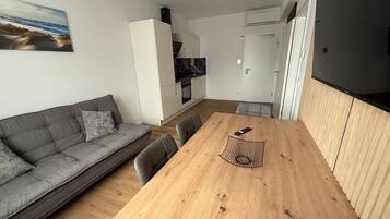 Standard-Apartment | Wohnbereich | Flachbildfernseher, Fußbodenheizung