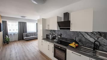 Superior-Apartment | Eigene Küche | Großer Kühlschrank, Mikrowelle, Espressomaschine, Wasserkocher