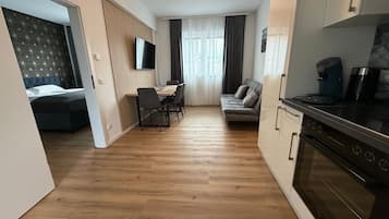 Standard-Apartment | Wohnbereich | Flachbildfernseher, FuĂbodenheizung