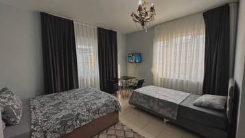 Habitación triple básica, vista al patio | Wifi gratis