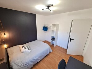 3 slaapkamers, een strijkplank/strijkijzer, gratis wifi, beddengoed
