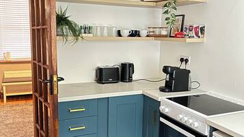 Frigorífico, microondas, horno y cafetera o tetera