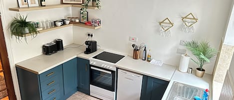 Réfrigérateur, micro-ondes, four, cafetiÚre/bouilloire