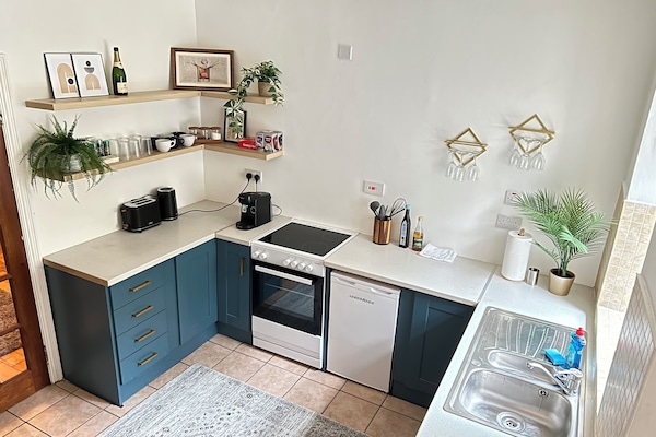 Geladeira, micro-ondas, fogão, cafeteira/chaleira