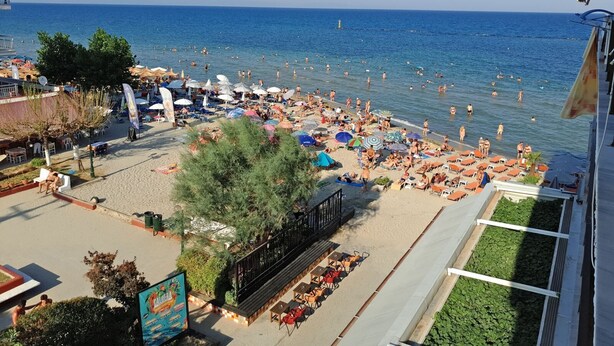 A beachside hotel with outdoor seating, a pool, and a view of the sea. - STUDIO JUST ON THE BEACH (Katerini)