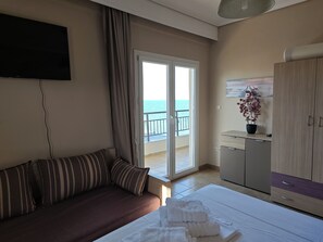 Deluxe Studio, Beach View | Soundproofing, free WiFi - STUDIO JUST ON THE BEACH (Katerini)