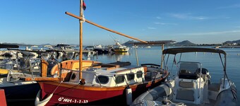 Beautiful fully equipped open plan ground floor  apartment , 3 min walk to beach