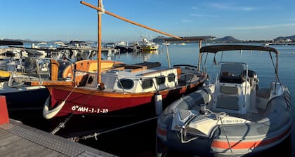 Beautiful fully equipped open plan ground floor apartment , 3 min walk to beach