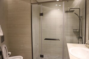 อพาร์ทเมนท์, 2 ห้องนอน, พร้อมสิ่งอำนวยความสะดวกสำหรับผู้พิการ, ระเบียง | ห้องน้ำ