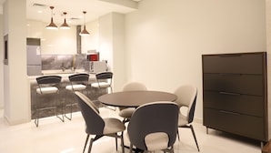 Apartment, 2 Schlafzimmer, barrierefrei, Balkon | Esszimmer
