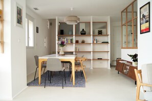 Dining - Le Petit Croquant 
Peaceful haven with magnificent sea view (Marseille)