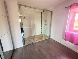 Douche, séchoir à cheveux, serviettes fournies, savon