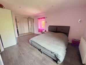 4 bedrooms, desk, iron/ironing board, free WiFi - Les Sylphides (Pruzilly)