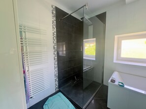 Dusj, hårføner, håndklær og såpe