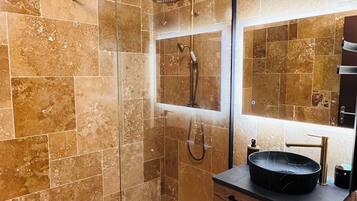 Doccia, asciugacapelli, asciugamani, sapone