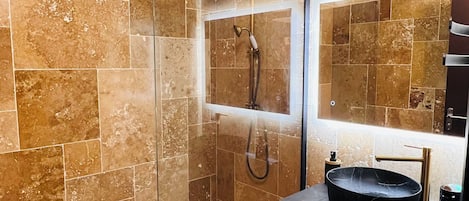 Ducha, secador de pelo, toallas, jabón