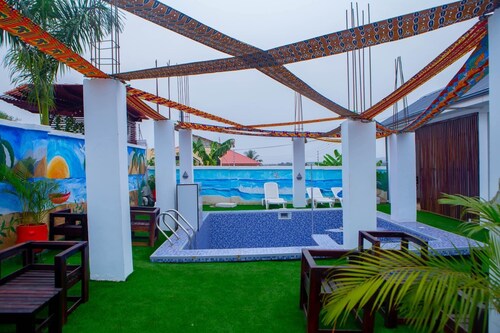 Charming 3-bedroom ocean view estate with WiFi, AC in adorable Kokrobite