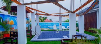 Charming 3-bedroom ocean view estate with WiFi, AC in adorable Kokrobite