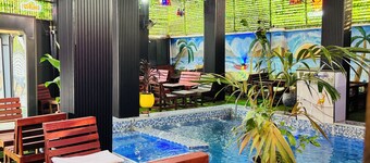 Charming 3-bedroom ocean view estate with WiFi, AC in adorable Kokrobite