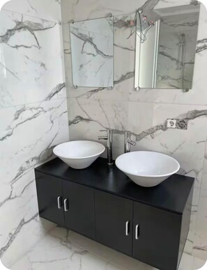 Haartrockner, Handtücher, Seife, Toilettenpapier