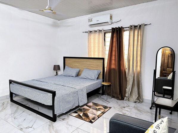 2 bedrooms, iron/ironing board, WiFi