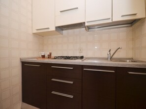 Réfrigérateur, micro-ondes, plaque de cuisson, cafetière/bouilloire