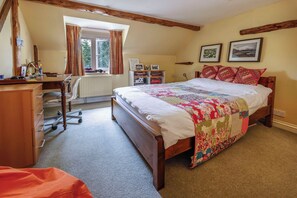 4 bedrooms, desk, iron/ironing board, travel cot - Beautiful Converted Barn in Bruton, Somerset (Yeovil)