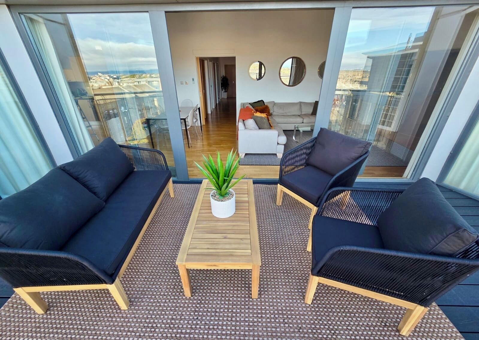 TV connectée, livres, médiathèque