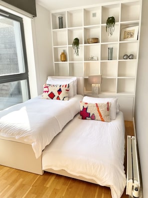 4 habitaciones, tabla de planchar con plancha y cuna de viaje