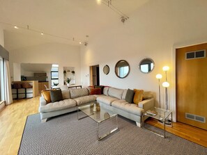 Smart TV, books, music library - NEW LISTING 4BR Penthouse with Elevator, Stunning Views, Perfect City Location (Edinburgh)