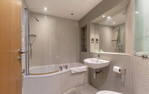 Dusche, Haartrockner, Handtücher, Toilettenpapier
