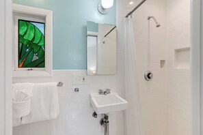 Shower, hair dryer, towels