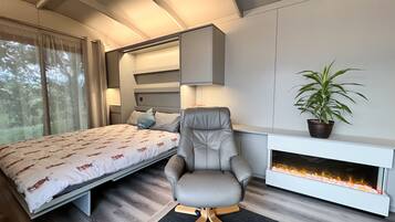 1 bedroom, bed sheets