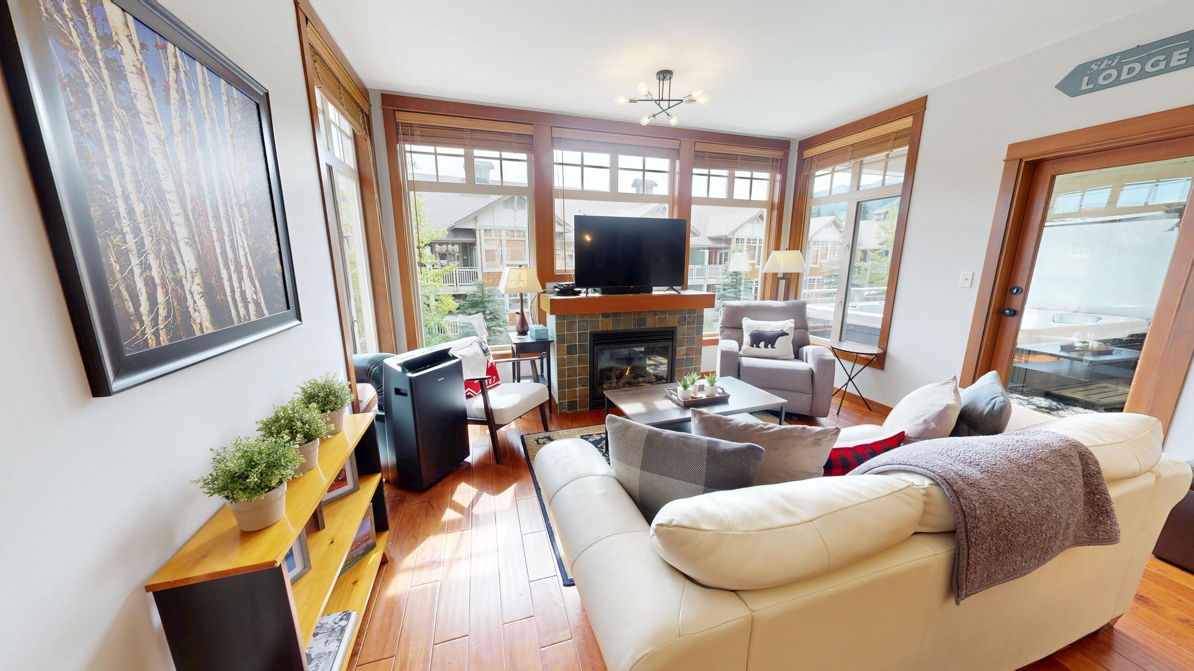 Televisión y chimenea 