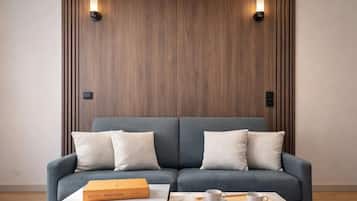 Superior-studiolejlighed - udsigt til gårdsplads | Opholdsområde | 80-centimeters smart-tv med digitale kanaler