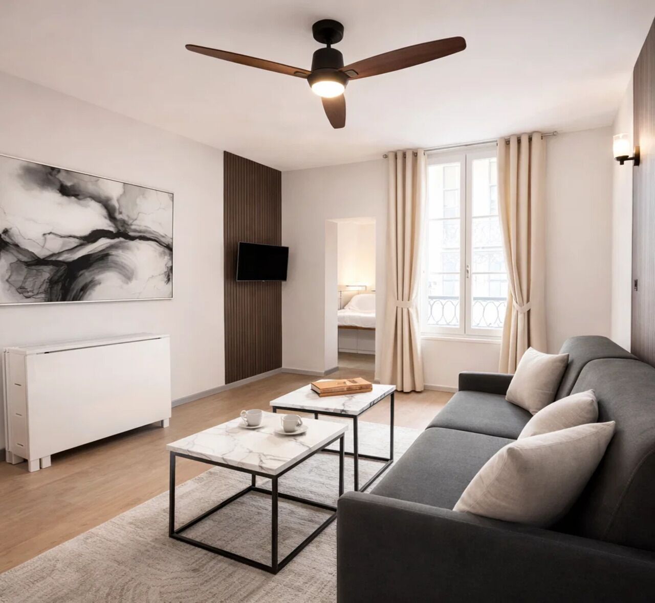 Superior-studio, näköala pihalle | Oleskelualue | 80–senttinen äly-TV, jossa digitaalikanavat