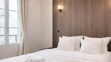 Superior-Studio, Blick auf den Innenhof | Wohnbereich | 80-cm-Smart-TV mit Digitalempfang