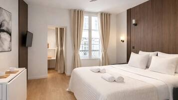 Studio Supérieur, vue cour intérieure | Fer et planche à repasser, lit parapluie, Wi-Fi gratuit, draps fournis