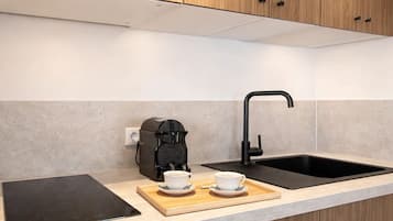 Superior-studio, näköala pihalle | Yksityinen keittiö | Minijääkaappi, mikroaaltouuni, liesi, espressokone