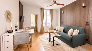 Superior-studio, näköala pihalle | Oleskelualue | 80–senttinen äly-TV, jossa digitaalikanavat