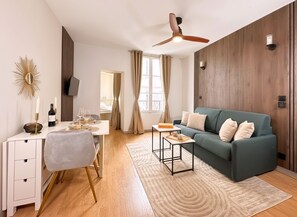 Studio supérieur, vue sur la cour intérieure | Aire de séjour | Téléviseur connecté de 80 cm avec télévision numérique