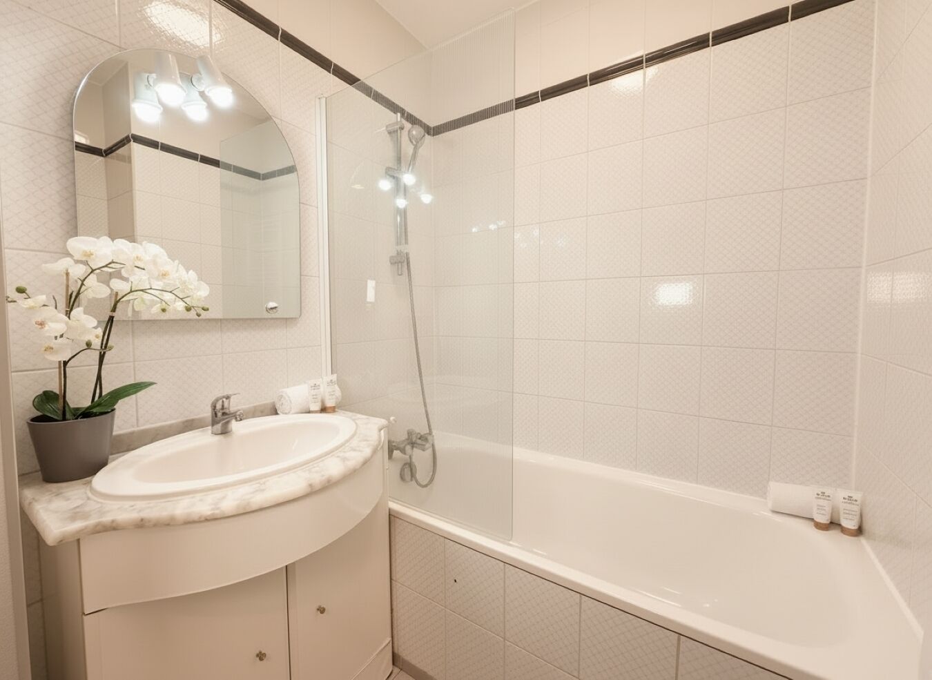 スーペリア スタジオ コートヤードビュー | バスルーム | ヘアドライヤー、タオル、石鹸、シャンプー