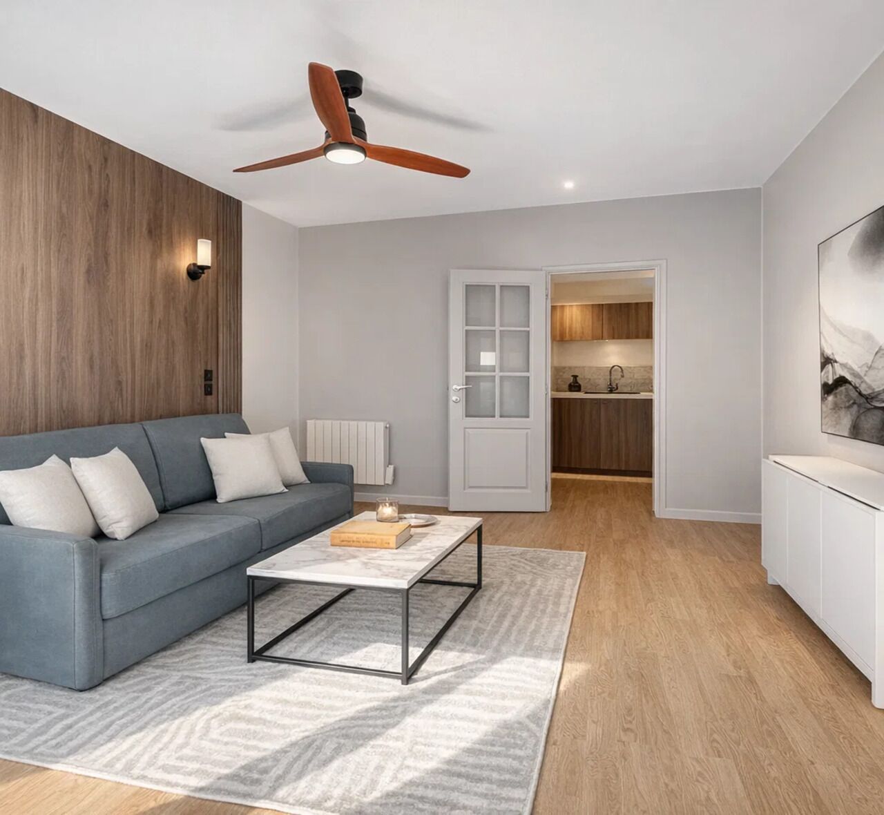 Superior-studiolejlighed - udsigt til gårdsplads | Opholdsområde | 80-centimeters smart-tv med digitale kanaler