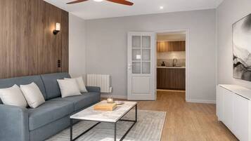 Superior-studiolejlighed - udsigt til gårdsplads | Opholdsområde | 80-centimeters smart-tv med digitale kanaler