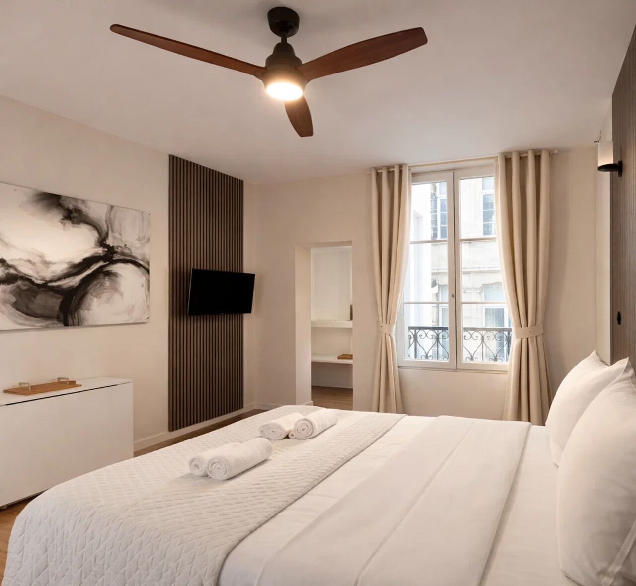 Superior-studio, näköala pihalle | Oleskelualue | 80–senttinen äly-TV, jossa digitaalikanavat