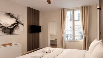 Studio supérieur, vue sur la cour intérieure | Aire de séjour | Téléviseur connecté de 80 cm avec télévision numérique