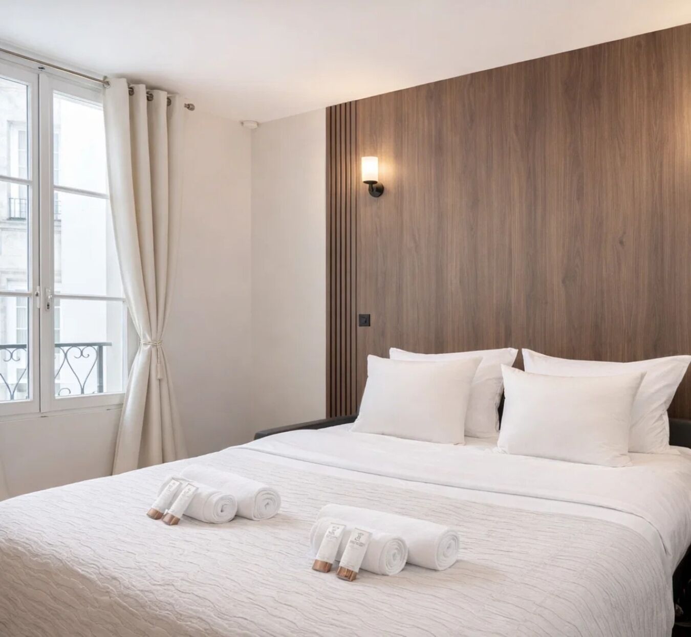 Studio Supérieur, vue cour intérieure | Coin séjour | TV connectée de 80 cm avec chaînes numériques