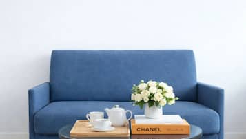 Superior-Studio, Blick auf den Innenhof | Wohnbereich | 80-cm-Smart-TV mit Digitalempfang