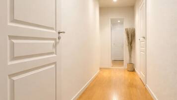 Superior-studio, näköala pihalle | Oleskelualue | 80–senttinen äly-TV, jossa digitaalikanavat