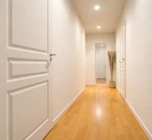 高级开间, 庭院景观 | 起居区 | 80-厘米智能电视（配备数码频道）